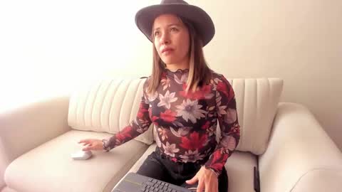 Snapshot of cheek_chic12 chatting on February 10, 9:47 pm Regina Phalange online show from February 10, 9:47 pm