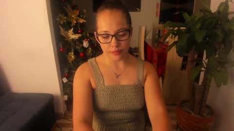Snapshot of cheek_chic12 chatting on December 4, 11:02 pm Regina Phalange online show from December 4, 11:02 pm