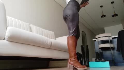 Snapshot of cheek_chic12 chatting on October 15, 4:31 pm Regina Phalange online show from October 15, 4:31 pm