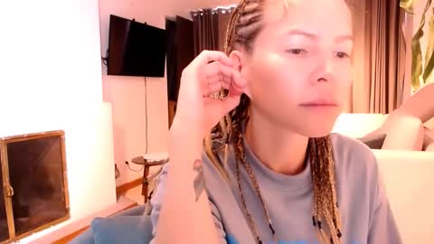 Anna online show from February 2, 1:10 pm