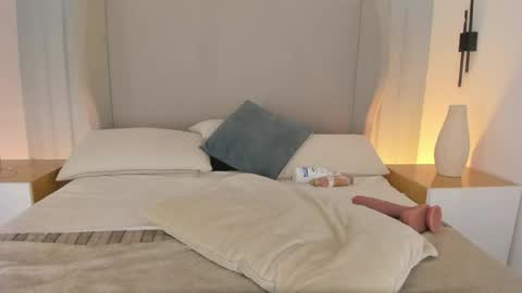 Chloe online show from May 11, 2:45 pm