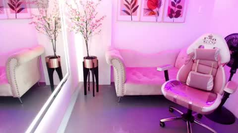 Chloe  online show from May 14, 12:00 pm
