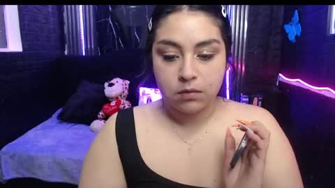 chloe_smith5 online show from May 14, 8:25 pm