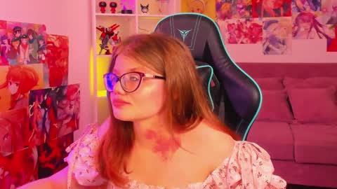 ChloeHalses online show from April 3, 5:11 pm