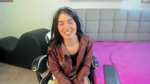 chlooe_zoe online show from December 5, 7:48 pm