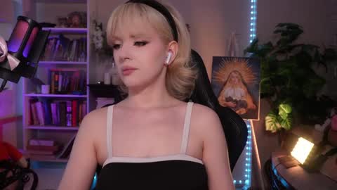 chriss_foxx online show from May 17, 3:55 pm