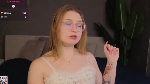christine_wallker online show from October 1, 1:43 am