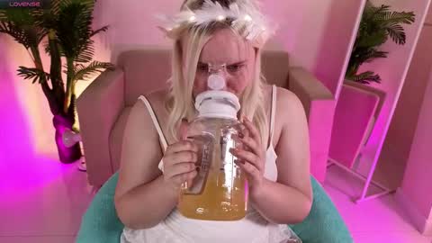 christy_fox_ online show from October 4, 8:31 am