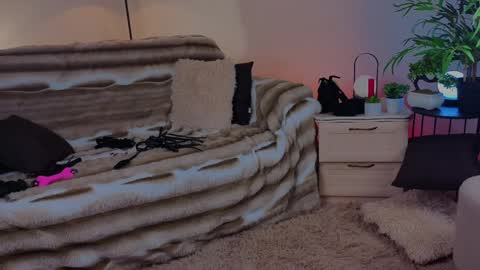 Cindy online show from April 6, 4:30 pm