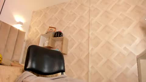 clhoe_johnson_ online show from June 20, 12:52 pm