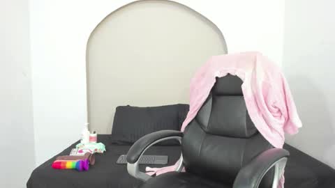 Cloe  online show from December 22, 7:50 pm