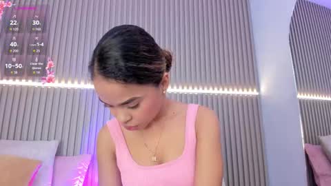 coralineross_ online show from October 20, 11:02 am