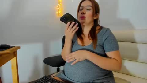 Snapshot of couple_fantasy30 chatting on December 14, 10:28 pm Nikol y tomy online show from December 14, 10:28 pm