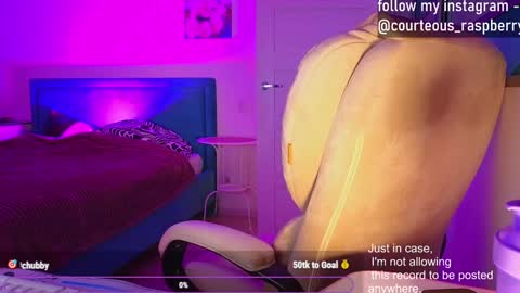 Snapshot of courteous_raspberrrry chatting on January 20, 2:46 pm Rose Roys my online show from January 20, 2:46 pm