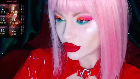 Snapshot of crazypinkyball chatting on December 4, 1:53 pm Roxy online show from December 4, 1:53 pm