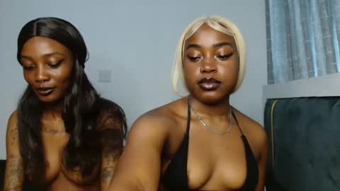 crimsondoll_ online show from October 4, 6:41 am