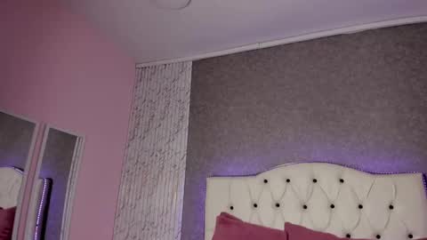 Snapshot of cristal_nox chatting on September 25, 1:32 pm cristal_nox online show from September 25, 1:32 pm