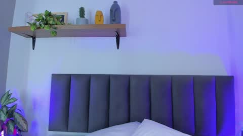 cristalfoxy_ online show from May 18, 7:42 pm