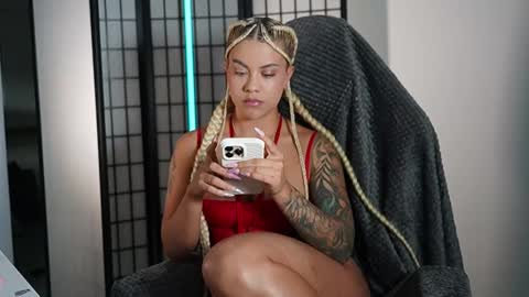 Laura online show from February 5, 9:29 pm