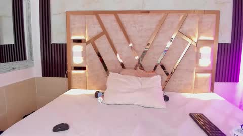 cristin  online show from October 30, 7:15 pm