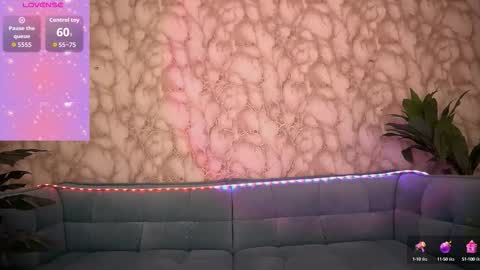 crystallpaws_ online show from October 14, 7:49 pm