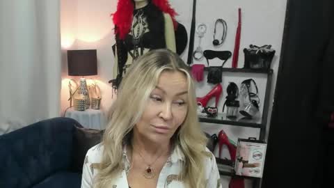 CrystalHotty online show from May 25, 5:17 am