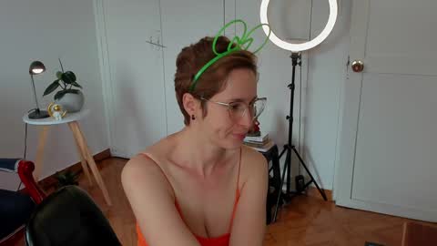 Snapshot of cuddlingbunnny chatting on December 12, 3:16 pm Leonela online show from December 12, 3:16 pm