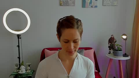 Snapshot of cuddlingbunnny chatting on December 7, 2:57 pm Leonela online show from December 7, 2:57 pm