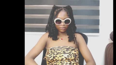 cumebony_petit online show from May 9, 9:33 am