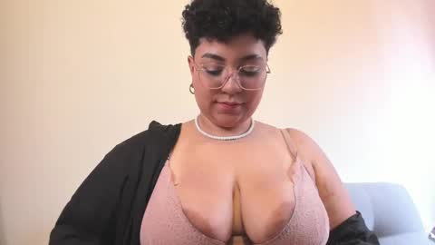 Snapshot of curly_cam_queen chatting on February 23, 4:40 pm Bruna online show from February 23, 4:40 pm