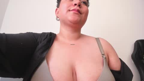 Snapshot of curly_cam_queen chatting on February 6, 7:18 pm Bruna online show from February 6, 7:18 pm
