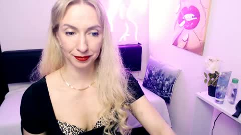 cute_smile_shy online show from May 15, 9:17 pm