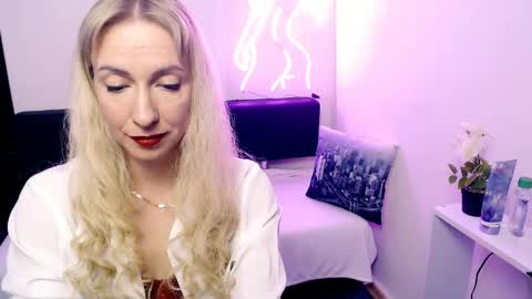 cute_smile_shy online show from May 9, 9:06 pm