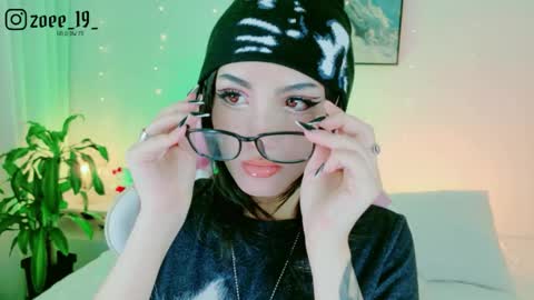 Zoe  online show from May 1, 4:05 am