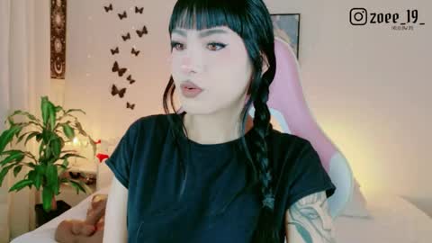 Zoe  online show from May 18, 4:29 am