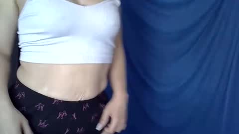 cutie_bee online show from May 21, 7:28 am