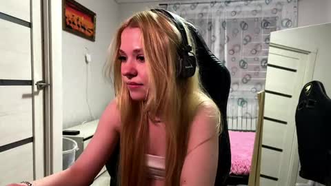 cyber_shawtyz online show from May 11, 2:45 pm