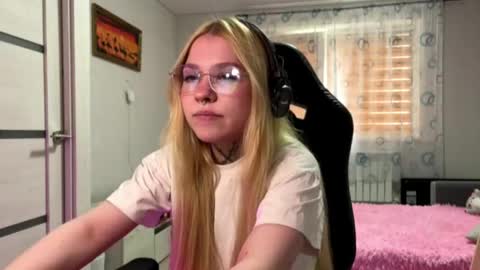 cyber_shawtyz online show from May 12, 12:01 pm