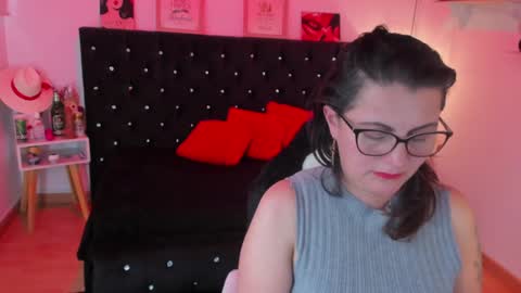 Snapshot of d_martii chatting on January 8, 10:06 pm Mia online show from January 8, 10:06 pm