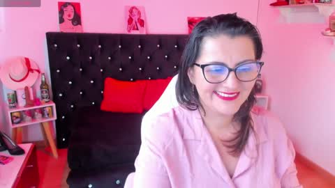 Snapshot of d_martii chatting on January 15, 11:43 am Mia online show from January 15, 11:43 am