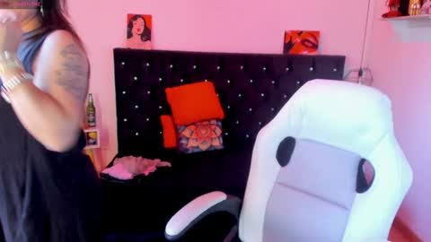 Snapshot of d_martii chatting on January 27, 9:44 pm Mia online show from January 27, 9:44 pm