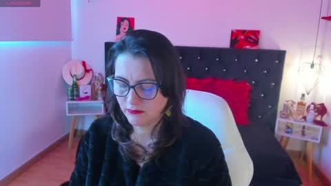 Snapshot of d_martii chatting on January 6, 12:35 pm Mia online show from January 6, 12:35 pm