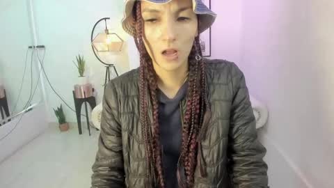 dafne huges online show from December 15, 12:06 pm