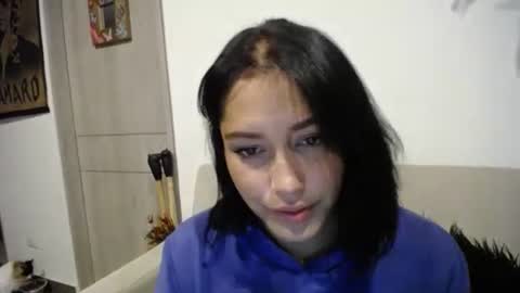 IG  dakotasofiaa online show from December 14, 3:17 am