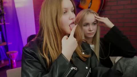 dakotaajohnnson online show from September 25, 12:59 pm