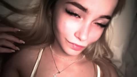 dakotaajohnnson online show from September 22, 10:35 am