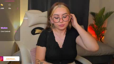 dakottaa__ online show from May 1, 12:58 am