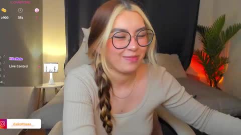 dakottaa__ online show from May 22, 1:14 am