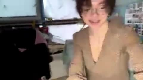 Mia online show from April 27, 9:39 am