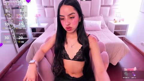 Snapshot of daphne_chers chatting on February 1, 8:05 pm daphne_chers online show from February 1, 8:05 pm